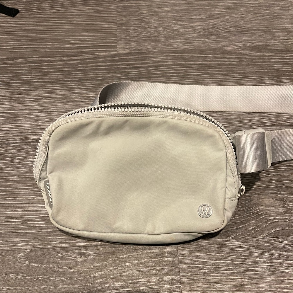 Lululemon everywhere belt bag